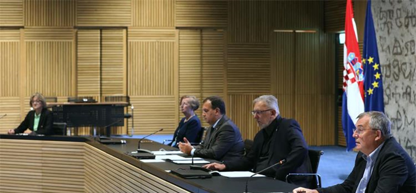 U samoizolaciju u školama samo oni u blizini zaraženog učenika; nastavlja se s balansiranim pristupom mjerama